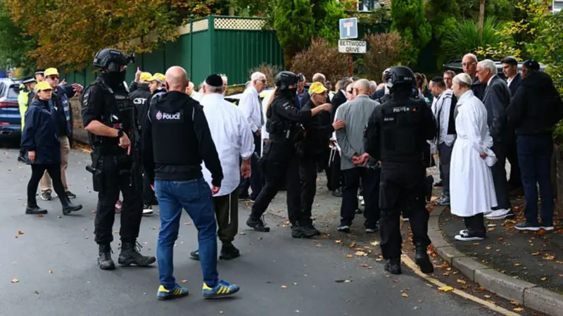 AstuteGaba's tweet photo. UK - ISLAM IN ACTION
Attack comes on holy day of Yom Kippur
#Islam #Islaminaction #UK #UKNews #Manchestor #Jews #Jewsunderattack #Israel #manchesterattack #SynagogueAttack #synagogue #KeirStarmer #YomKippur https://t.co/S6OklPWK3c
