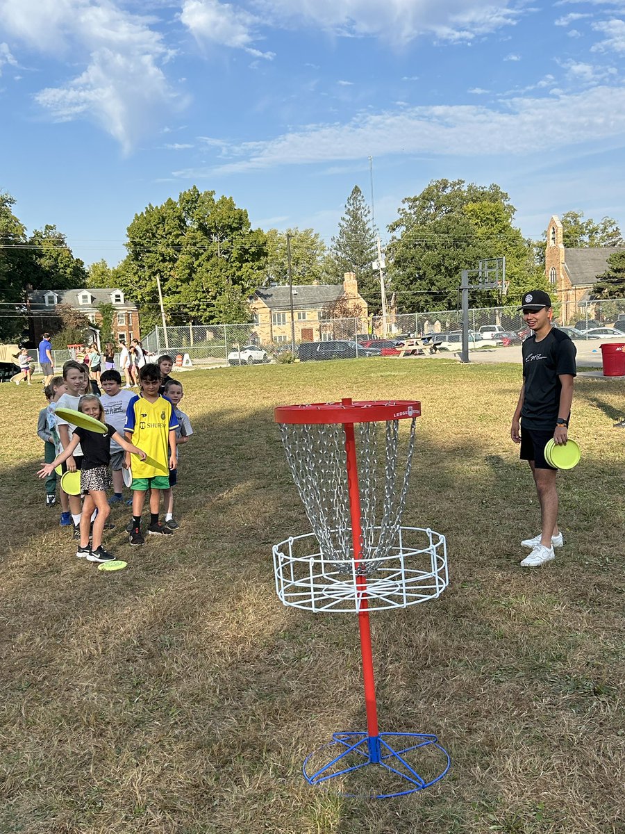 CoachDohner's tweet photo. Thanks to the #Ledgestone guys, Nate, Dwight, Talon and Nathan for coming out and showing our kids how to throw a disc today! #LedgestoneOpen @DiscraftDG https://t.co/rpWSwbaKK5