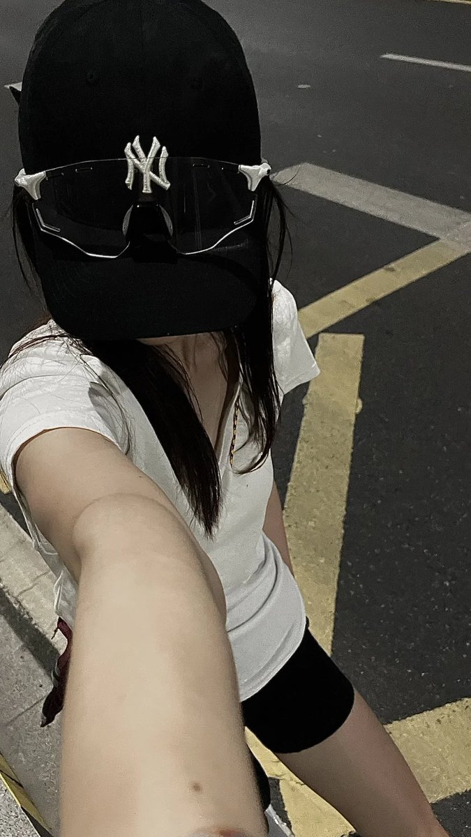 たまには街をぶらぶら、夜風と自由な感じを楽しんでいます🖤