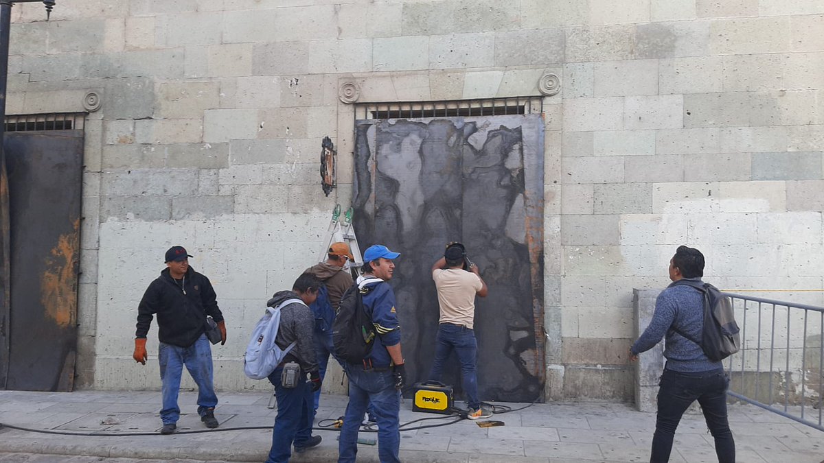 ContraProMx's tweet photo. 🚓🚧🚓🚧 #Blindan el primer cuadro de la ciudad de #Oaxaca, ante marchas y manifestaciones en el marco del 2 de octubre de 1968; espacios comerciales han decidido cerrar sus ventanas con madera.
En palacio de Gobierno, trabajadores están soldando los ventanales y resguardando con vallas los acceso al recinto; lo que generará la percepción de que las manifestaciones serán de corte violento, ante participación del #magisterio y #Normalistas.
@SEGO_Oax @GobOax @SSPC_GobOax