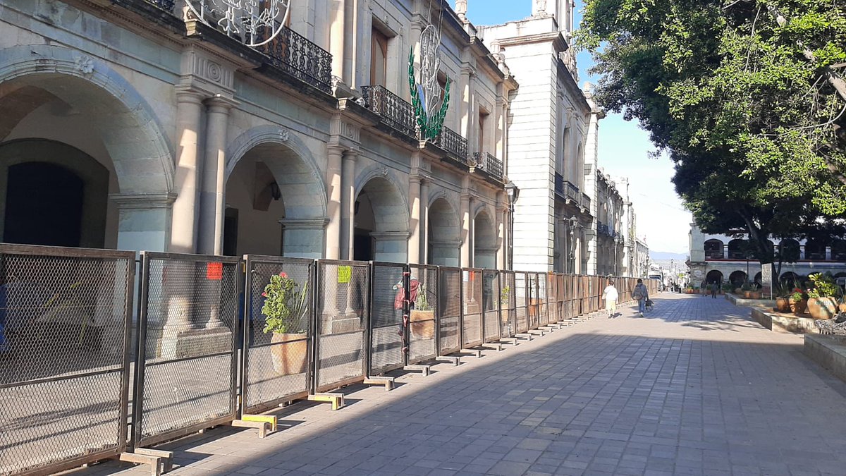 ContraProMx's tweet photo. 🚓🚧🚓🚧 #Blindan el primer cuadro de la ciudad de #Oaxaca, ante marchas y manifestaciones en el marco del 2 de octubre de 1968; espacios comerciales han decidido cerrar sus ventanas con madera.
En palacio de Gobierno, trabajadores están soldando los ventanales y resguardando con vallas los acceso al recinto; lo que generará la percepción de que las manifestaciones serán de corte violento, ante participación del #magisterio y #Normalistas.
@SEGO_Oax @GobOax @SSPC_GobOax