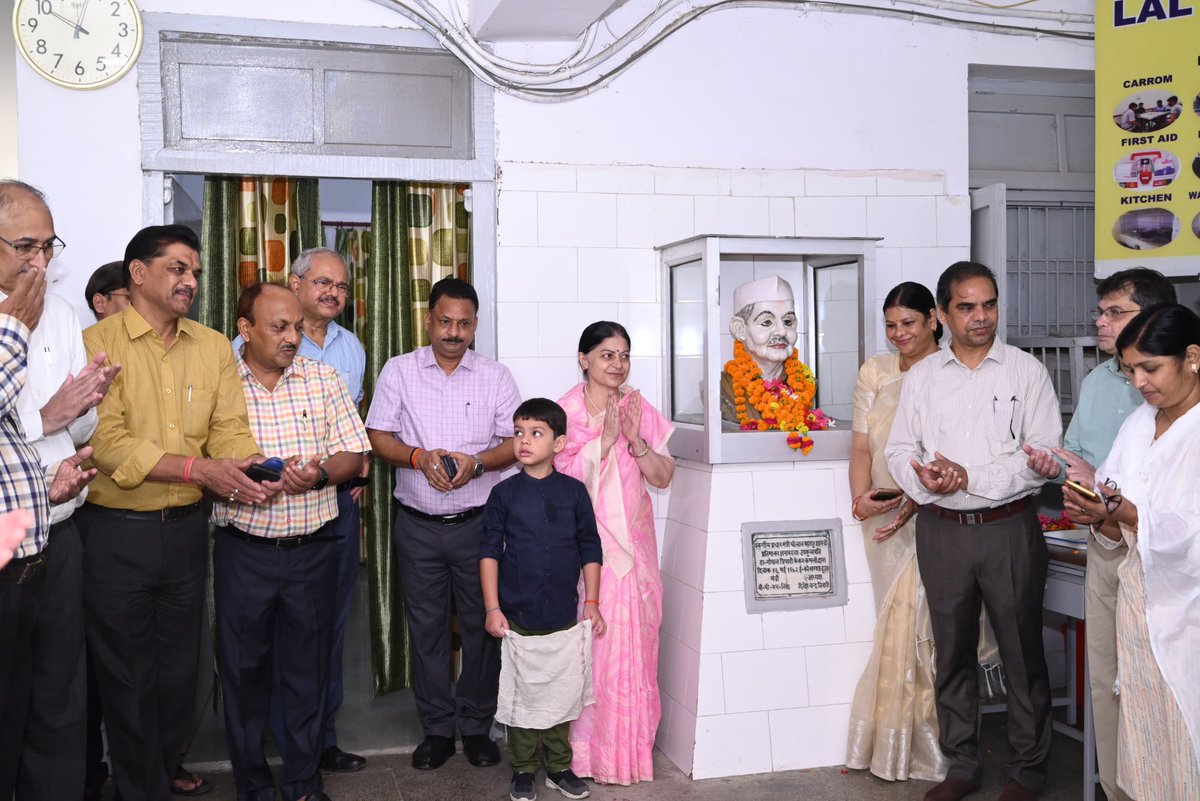 KhannaManuka's tweet photo. श्री लाल बहादुर शास्त्री जी के जन्मदिवस पर लखनऊ विश्वविद्यालय के शिक्षकों एवं छात्रों ने किया माल्यार्पण https://t.co/h2g5NRRYU7