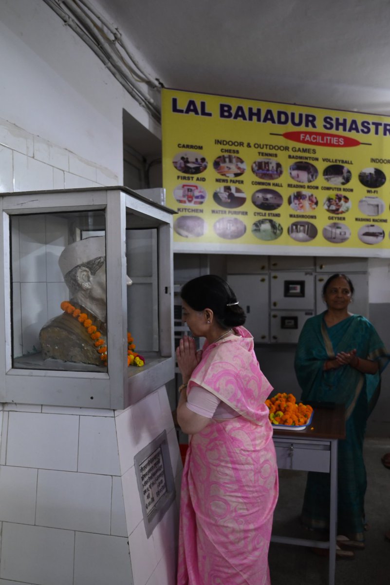 KhannaManuka's tweet photo. श्री लाल बहादुर शास्त्री जी के जन्मदिवस पर लखनऊ विश्वविद्यालय के शिक्षकों एवं छात्रों ने किया माल्यार्पण https://t.co/h2g5NRRYU7