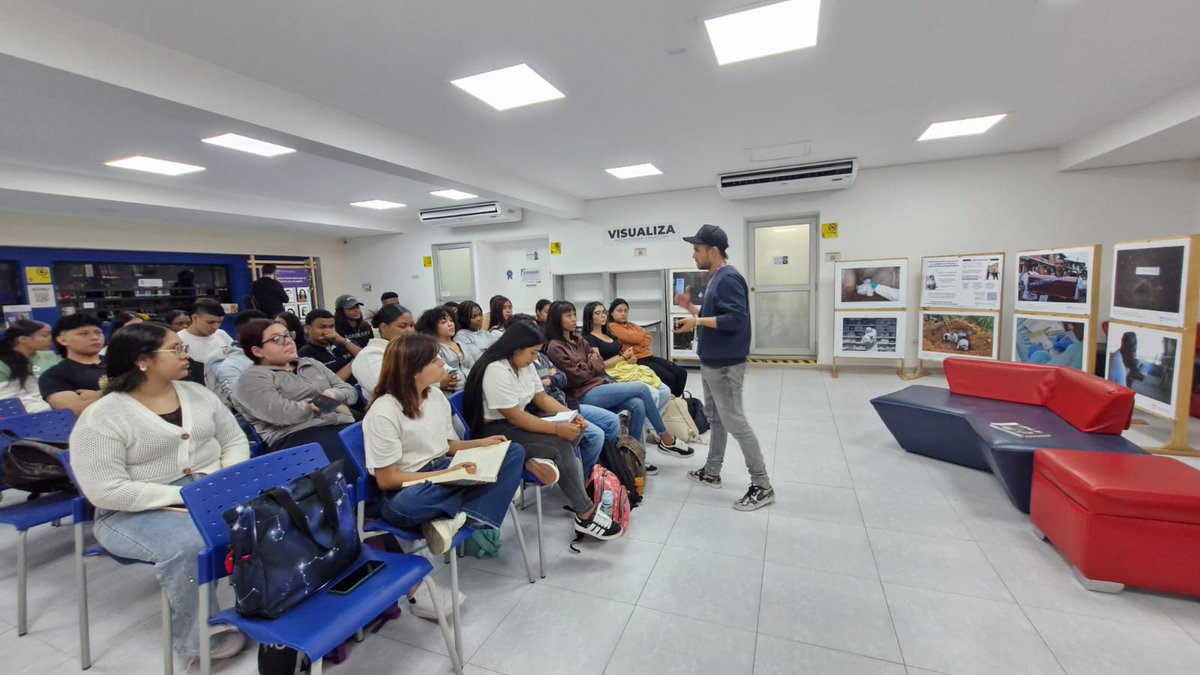 UBPDcolombia's tweet photo. #UBPDValledelCauca | Fuimos invitados por la @UNIAJC para compartir "El Camino de la Búsqueda", una galería que recorre las huellas de quienes buscan a sus seres queridos desaparecidos. Un espacio en el que conversamos sobre lo que nos duele, pero también sobre lo que nos mueve. https://t.co/UTeAOlEuR8