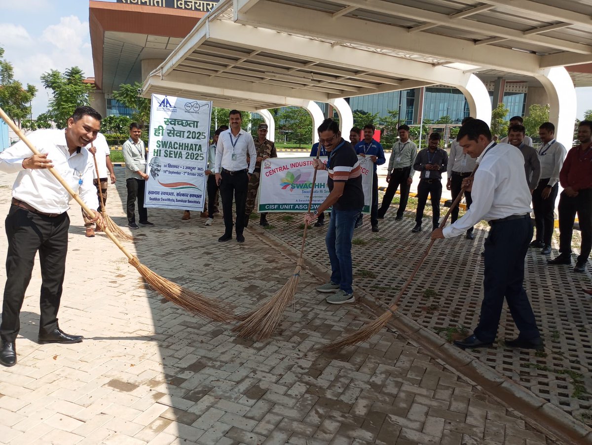 aai_gwalior's tweet image. स्वच्छ भारत दिवस पर ग्वालियर विमानतल परिसर में विशेष सफाई अभियान चलाया गया, जिसमें कर्मचारियों ने सक्रिय भागीदारी करते हुए टर्मिनल भवन, पार्किंग क्षेत्र एवं आसपास के परिसर को स्वच्छ एवं आकर्षक बनाया। स्वच्छता ही सेवा का संदेश यात्रियों तक पहुँचाया गया|
@AAI_Official @MoCA_GoI