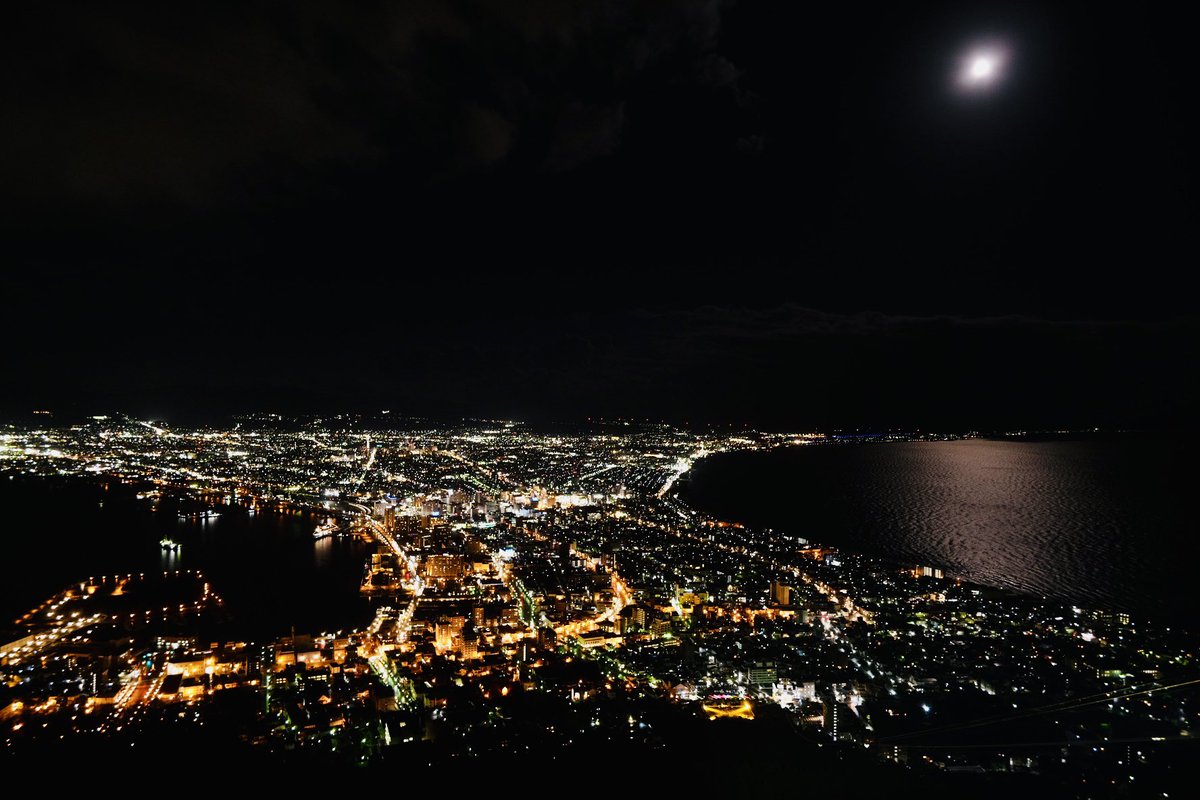 yamakentoc's tweet image. 大学で4年間函館に住んでたのですが、よく夜中に友人とドライブで函館山行って何回も見てるはずなのに毎回感動してましたね...
これは何回見ても飽きない夜景ですね...本当に函館は良いところだと思います...！
#hakodate_swift