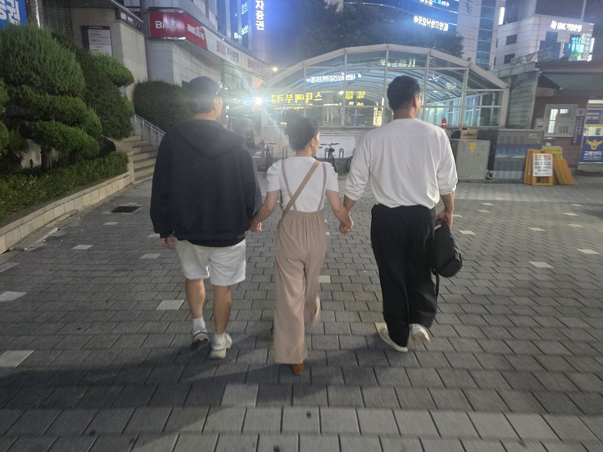 간단하게 한잔하고 노래방 고고~~
덩치 둘이랑 ㅋ
#부산부부만남 #부산커플만남 #부산부커만남 #부산상호관전 #초대남
#초대만남 #섹트 #부산서면 #부산만남