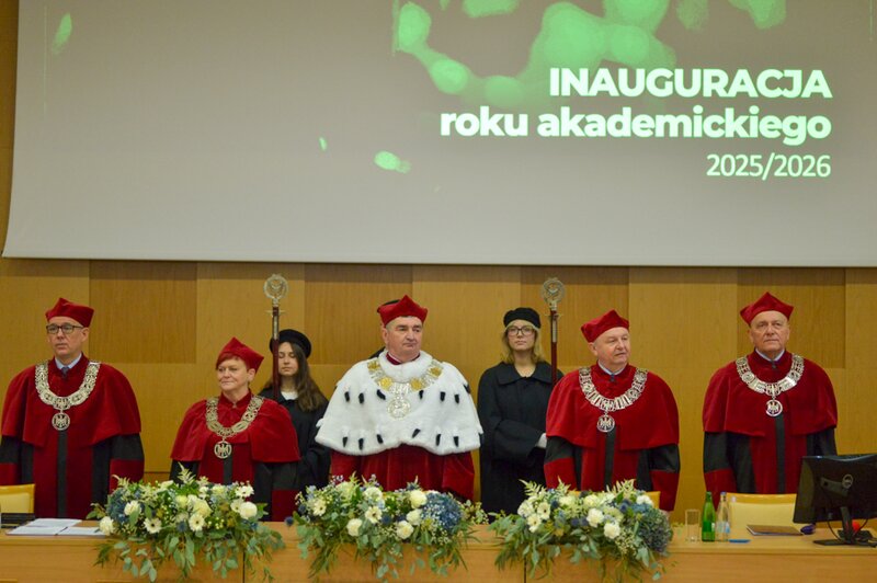 🎓 #UPWr rozpoczął rok akademicki 2025/2026! Uroczystość zgromadziła rektorów z Polski i zagranicy, przedstawicieli władz i świata nauki. Wręczono odznaczenia pracownikom i absolwentom, a inauguracyjny wykład poświęcono wyzwaniom zrównoważonego rozwoju.
👉 bit.ly/4gRxCMB