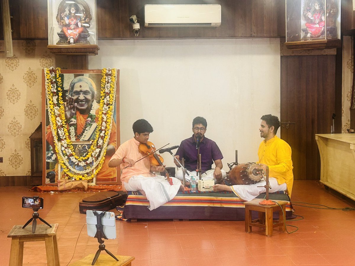 YGMadhuvanthi's tweet image. A beautiful finish to this years Navarathri as Ritvik sang for the Vishnu Mohan Foundation’s Chidagni festival !!!  
Pranams to Poojya Swamiji for the opportunity as always 🙏🏻🙏🏻🙏🏻
Pranams to Sadhguru Ma 🙏🏻🙏🏻🙏🏻