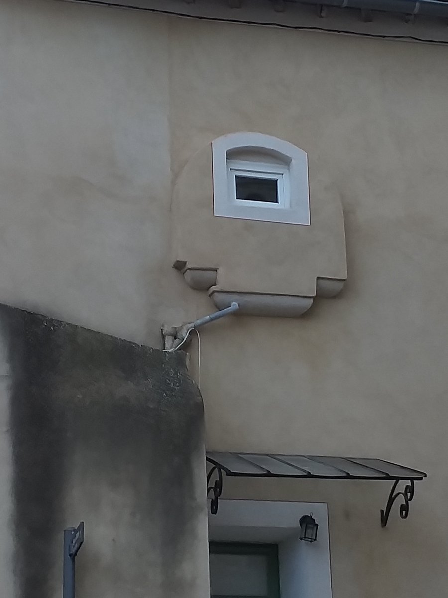 Frédérique CHAMAYOU, écrivaine (@chamayouecrit) on Twitter photo 📷Castelnau-le-Lez (rue Armand Barbès) : on m'a dit qu'il s'agissait d'un "évier médiéval"... quelqu'un en sait-il plus ?📷 📷Castelnau-le-Lez (rue Armand Barbès) : on m'a dit qu'il s'agissait d'un "évier médiéval"... quelqu'un en sait-il plus ?📷