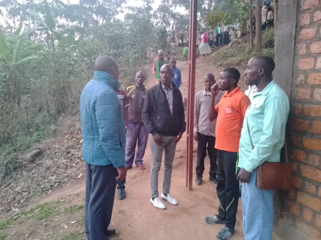 BukinanyanaCom's tweet photo. Ku kivi mu masaha y'ijoro.
Musitanteri wa @BukinanyanaCom @INiyok yaragendeye,kuwa 01/10/2025, ahubatswe ibirasi 7 vya ECOFO Jabwe. Igikorwa cakozwe n'abagirabeza b'abatariyano. Ni ku mutumba wa Sehe muri zone #Masango. Kabaye akaryo ko kuyaga n'abenegihugu bo kuri uwo mutumba. https://t.co/mCgtMZXJpT