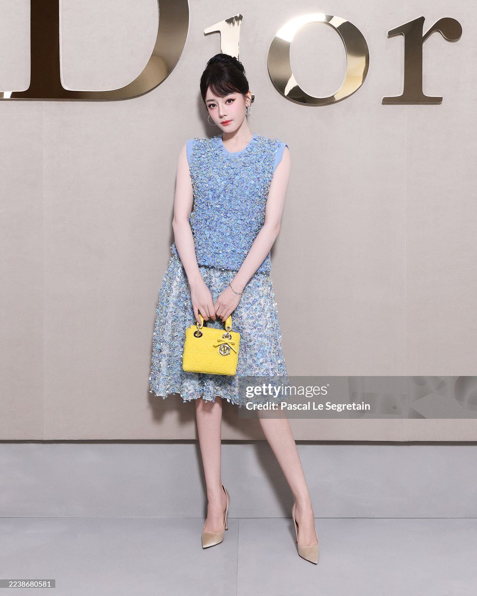 ภาพที่เร่อปาลงเองในเวยป๋อ กับภาพจากกล้อง getty images แตกต่างกันยังไงก่อน กล้อง getty ยังดูสว่างกว่าภาพที่นางลงเองด้วยซ้ำ

#DilrabaDiorSS26
<a href="/Dior/">Dior</a> #DiorSS26