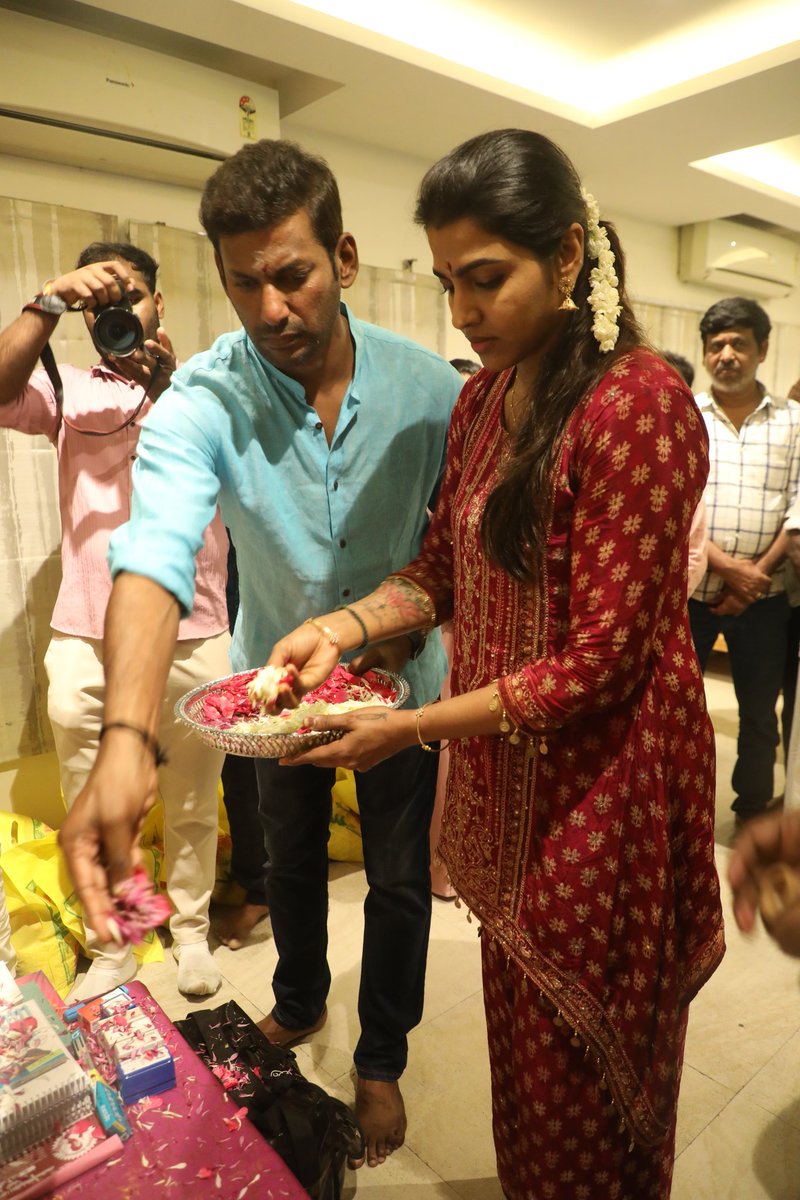 VishalTrends_'s tweet image. Ayudha Poojai Stills ✨

@VishalKOfficial @SaiDhanshika 
#Magudam #Vishal