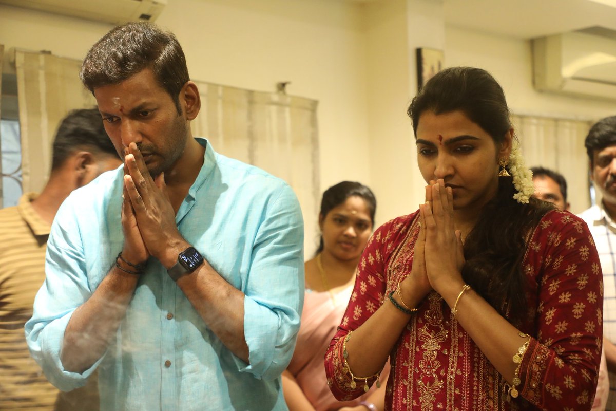 VishalTrends_'s tweet image. Ayudha Poojai Stills ✨

@VishalKOfficial @SaiDhanshika 
#Magudam #Vishal