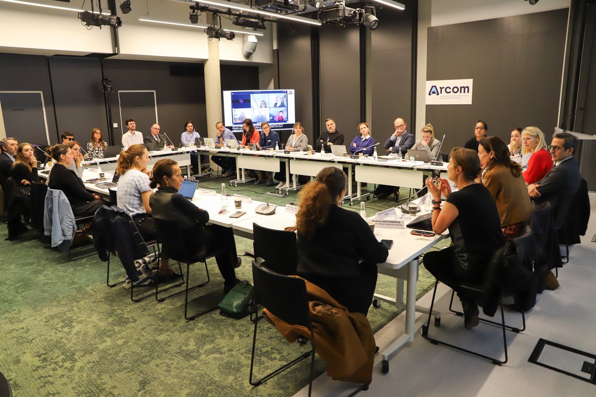 ♿ #Parasport | Réunion de travail avec les ministres <a href="/MarieBarsacq/">marie barsacq</a> et <a href="/lecocqcharlotte/">Charlotte Parmentier Lecocq</a>, ainsi que les éditeurs en vue du lancement de l'opération #JouonsEnsemble, destinée à renforcer la visibilité du parasport dans les médias audiovisuels.

Rendez-vous du 04 au 12 octobre !