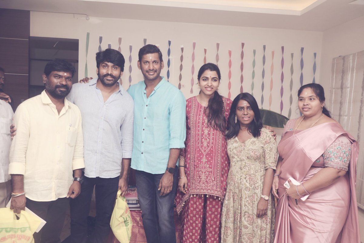 VishalTrends_'s tweet image. Ayudha Poojai Stills ✨

@VishalKOfficial @SaiDhanshika 
#Magudam #Vishal