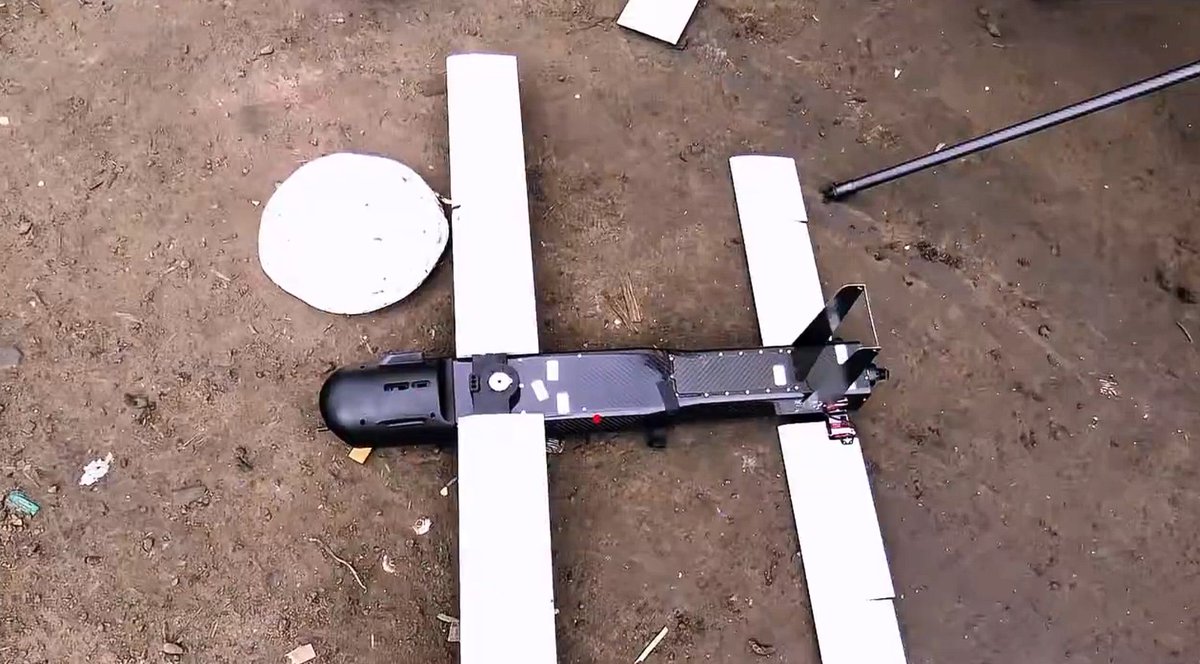 #عاجل |
البيان الأمني بعدن: الحاويات تحتوي طائرات مسيرة ومنصات إطلاقها ومصانع إنتاج مسيرات وأسلحة وقطع غيارها
#south24