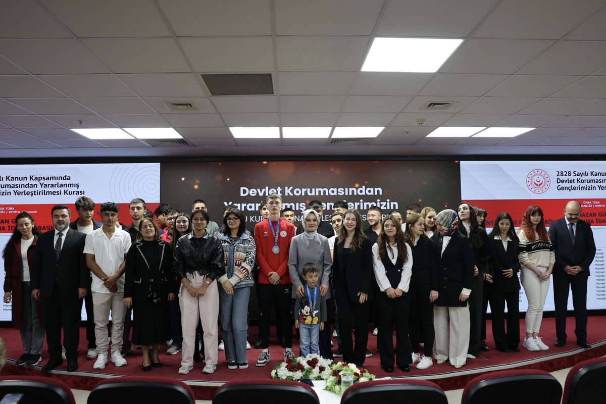 Bugün, devlet himayesindeki 742 gencimizin kamu kurum ve kuruluşlarına atamalarını gerçekleştirdik.

Hayat yolculuklarında yanlarında olduğumuz evlatlarımızın kariyer basamaklarını çıktıklarını görmenin gururunu ve heyecanını yaşıyoruz. 

Devletimizin şefkatiyle büyüyen, kendini