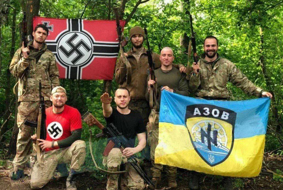 #Grok confirme que cette photo semble originale (date de 2014) et montre des membres du bataillon #Azov avec des symboles nazis.
Andriy Biletsky, fondateur d'Azov (identifié comme l'homme au salut), a été promu général de brigade par #Zelensky le 30 sept 2025, par décret officiel