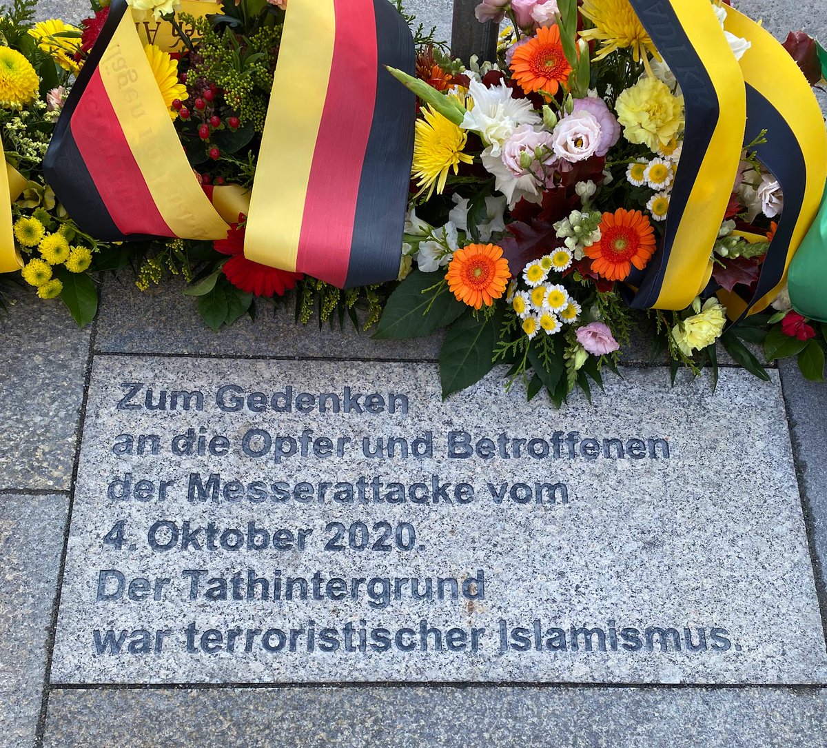 Wir gedenken heute des Messerattentats vor 5 Jahren in Dresden. Unsere Gedanken sind bei dem Überlebenden und den Angehörigen des Getöteten. Der Jahrestag erinnert uns daran, wie verletzlich unsere Gesellschaft ist - und wie entschlossen wir ihr den Rücken stärken müssen.