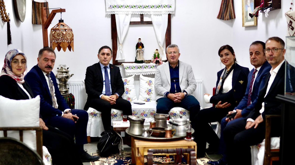 mebhbogm's tweet photo. Genel Müdürlüğümüz izleme ve değerlendirme çalışmaları kapsamında Eğitim Politikaları Daire Başkanımız Sayın  Hacı Ali Okur ile İzleme ve Değerlendirme Daire Başkanımız Sayın Ferhat Davran, Van Olgunlaşma Enstitümüze saha ziyareti gerçekleştirdiler. 

Ziyaret kapsamında “Olgunlaşma Enstitüleri İzleme ve Değerlendirme Raporu”nun sonuçları paylaşılırken enstitülerimizde yürütülen projeler ve faaliyetler hakkında toplantı düzenlendi.  

📍Van

#HayatBoyuYanınızdayız

@tcmeb
@Yusuf__Tekin
@CelileErenOKTEN
@cengizmete