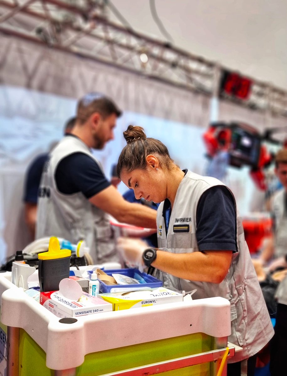 2/3 Ce championnat met à l’épreuve les meilleures équipes nationales d'Europe de médecine d’urgence à travers des scénarios réalistes de prise en charge de patients en situation critique évaluant à la fois la maîtrise technique, la gestion du stress et la coordination collective.