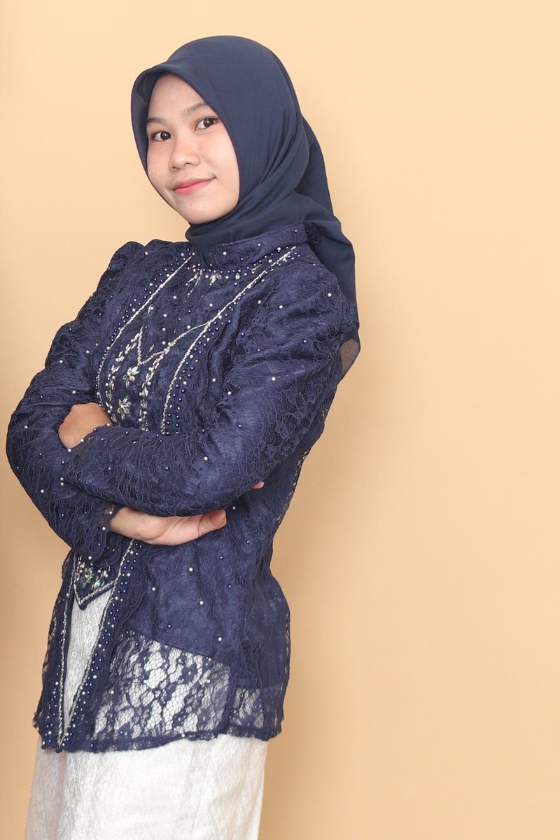 Mawarituviolete's tweet photo. @ajisansw @intinyadeh Sorry ga punya foto bagus jadi crop-an aja😭 tb 153cm bb 45kg. But I dare aslinya lebih cantik😋🤙 https://t.co/y0IpbFAZ7l