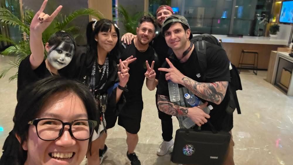 友達の車を待っている途中で、思いがけない人に会っちゃいました😹
Mattと写真を撮ったんですが、自撮りが消えちゃって🥺
でも本当に優しい人たちでした！！ しかもMattが私の名前「Annie Metal」って呼んでくれたんです😹