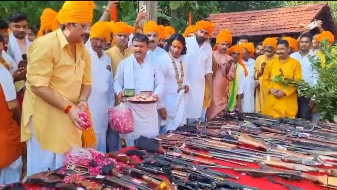 क्या यह देश आज भी राजशाही  से चलता हे 
फिर लोकतंत्र क्या हे?
किसी व्यक्ति के पास खतरनाक हथियार होना चिंता का विषय हे!
वह भी खुलेआम प्रदर्शन करना,
यह सब सरकार कि सह पर हो रह्वहै!