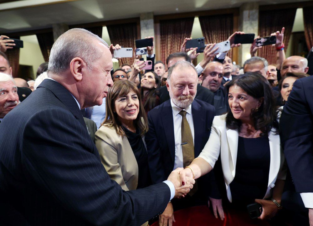 Meclis resepsiyonunda fotoğraf karelerine yansıyanlar, halkın haklı tepkisini çekti. Ama asıl soru şu: Bu karelere fırsat vermek  gerçekten gerekli miydi? #TBMM  <a href="/DEMGenelMerkezi/">DEM Parti</a>  <a href="/alibabacan/">Ali Babacan</a>  <a href="/Ahmet_Davutoglu/">Ahmet Davutoğlu</a>  <a href="/iyiparti/">İYİ Parti</a>  #akp #MHP <a href="/tipgenelmerkez/">Türkiye İşçi Partisi</a> <a href="/herkesicinCHP/">CHP 🇹🇷</a>