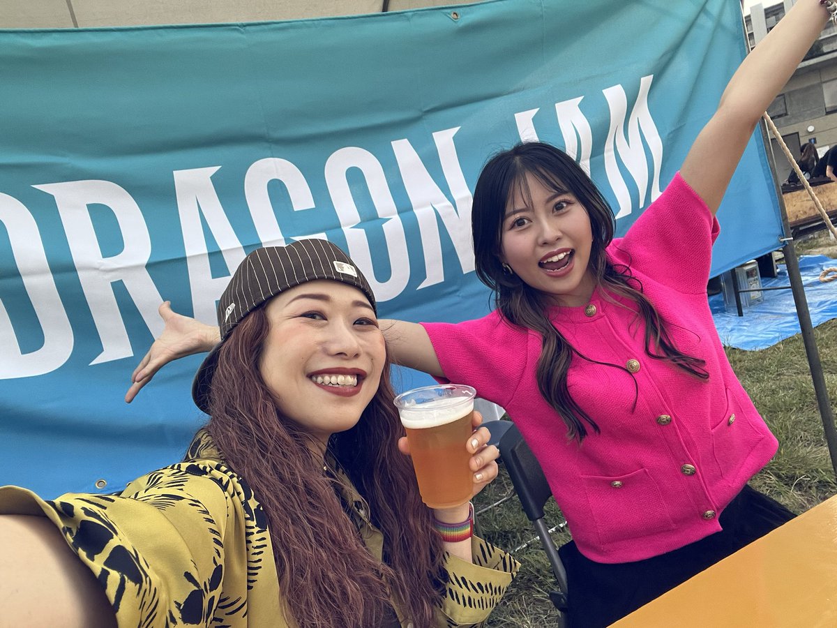 yukko1112's tweet photo. #半熟BLOOD @hanzyukublood さんにお呼ばれして #DRAGONJAM で歌って参りました🫡
初めての会場❣️キッチンカーも沢山あって盛り上がっておりました🍻
乾杯もできて楽しい日になりました☺️
主催の方からもまた来年も来てねー🙌
とお声掛け頂けたり嬉しいご縁です🫂
翌日だった万博会場で歌う楽曲をメインに演奏しました💃
"オレンジロード"も今シーズン初🌅
季節の移り変わりを感じるステージでした💐
明日からはLIVE3日間❤️🔥駆け抜けます🏃♀️
scheduleをチェックして駆けつけて下さい👁️
https://t.co/NAfmUGkYXT
I was invited by #HanjukuBLOOD to sing at #DRAGONJAM 🫡
It was my first time at this venue❣️There were lots of food trucks and it was a lively event🍻
We even had a toast and it was a fun day☺️
The organizers even asked me to come again next year🙌
I'm so happy for this connection🫂
I mainly performed songs that I'd be singing at the Expo the next day💃
I also performed "Orange Road" for the first time this season🌅
It was a stage performance that really made me feel the change of seasons💐
Starting tomorrow, I'll be performing live for three days❤️🔥🏃♀️
Check the schedule and come join us👁️