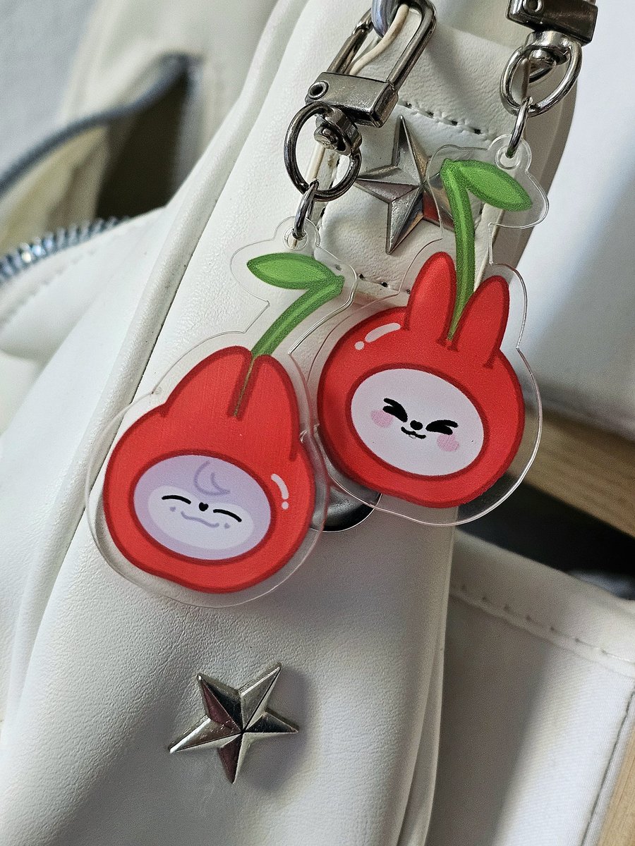 Minety__cben's tweet photo. — Cherry Skzies Serie 🍒

- Wolfchan &amp; Leebit are now available ! -

* Worldwide Shipping 
* Preorders open from 02/10 to 26/10
* Delivery start : November 2025

** Preorder link below https://t.co/G6PlbGnXNc