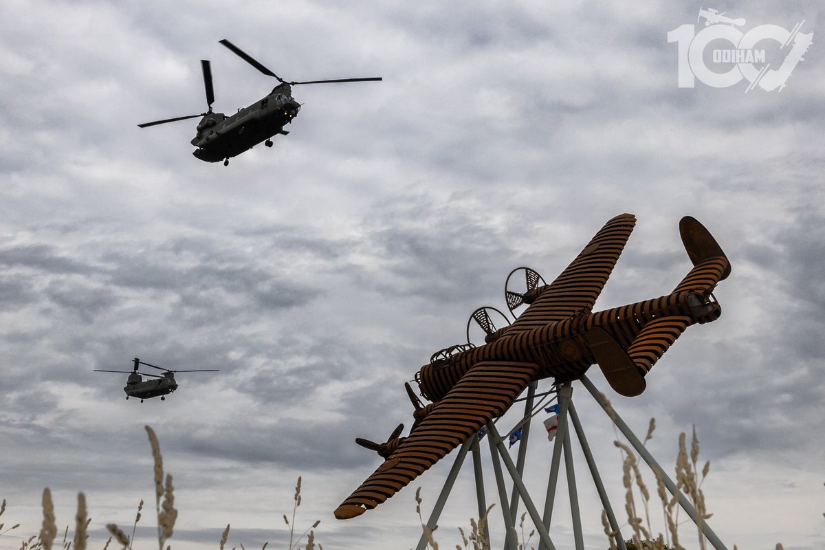 🚁 Three RAF Chinooks from 18(B) Sqn, RAF Odiham, flew over the new Lancaster memorial in Lincoln.

Formed in 1915, the Sqn served as a WWII bomber unit and today we remember Wg Cdr Hugh Malcolm VC and all who gave their lives for our freedom.🕊️🫡

#WeWillRememberThem