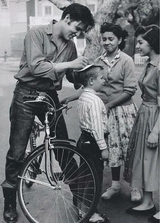 historyinmemes's tweet image. Elvis signs autographs on a boy's head in 1959.