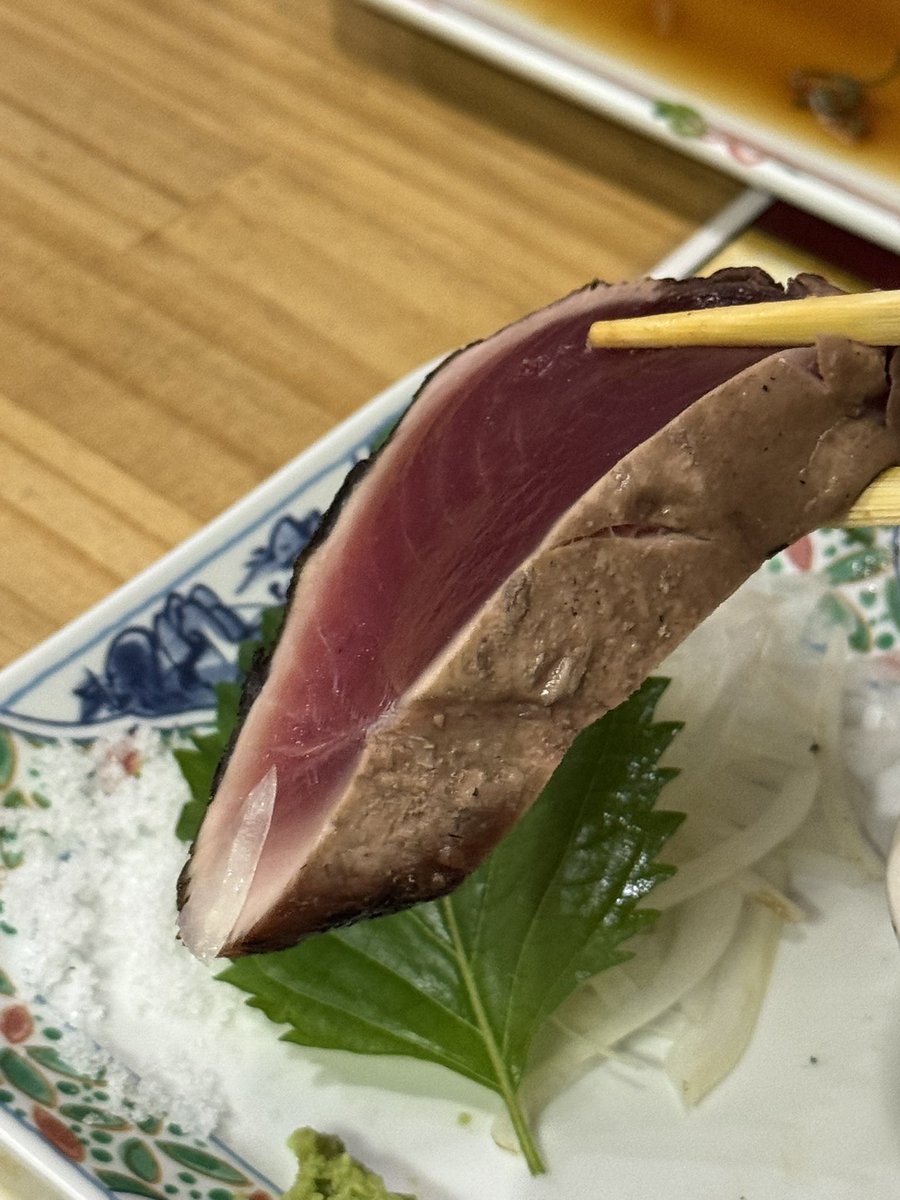 katana_tzuyo's tweet image. 高知にツーリング行ってきた‼
︎ひろめ市場でカツオのタタキ分厚『たまるかー‼︎』
#ひろめ市場
#高知市
#バイクツーリング
#四国グルメ
#高知市
#琴ヶ浜
#かつおのたたき
#あんぱん