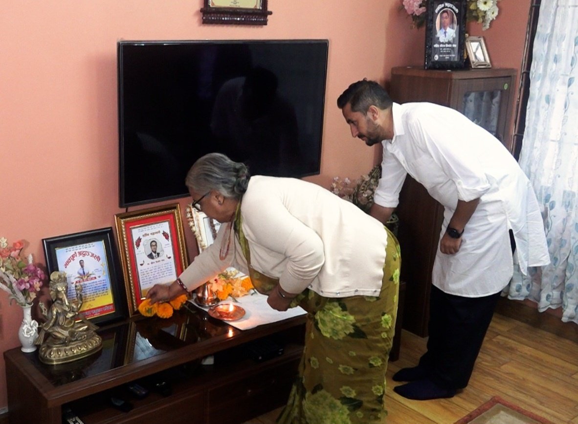 आज सम्माननीय प्रधानमन्त्री ज्युको साथमा Gen Z आन्दोलनका सहिद परिवारसंग भेटघाट गरियो। तपाइँहरुको आँशुले भरिएको शोकमा सरकार संगै छ। शहीदहरु प्रती अश्रुपूर्ण श्रद्धाञ्जली र परिवारमा गहिरो समवेदना!!!