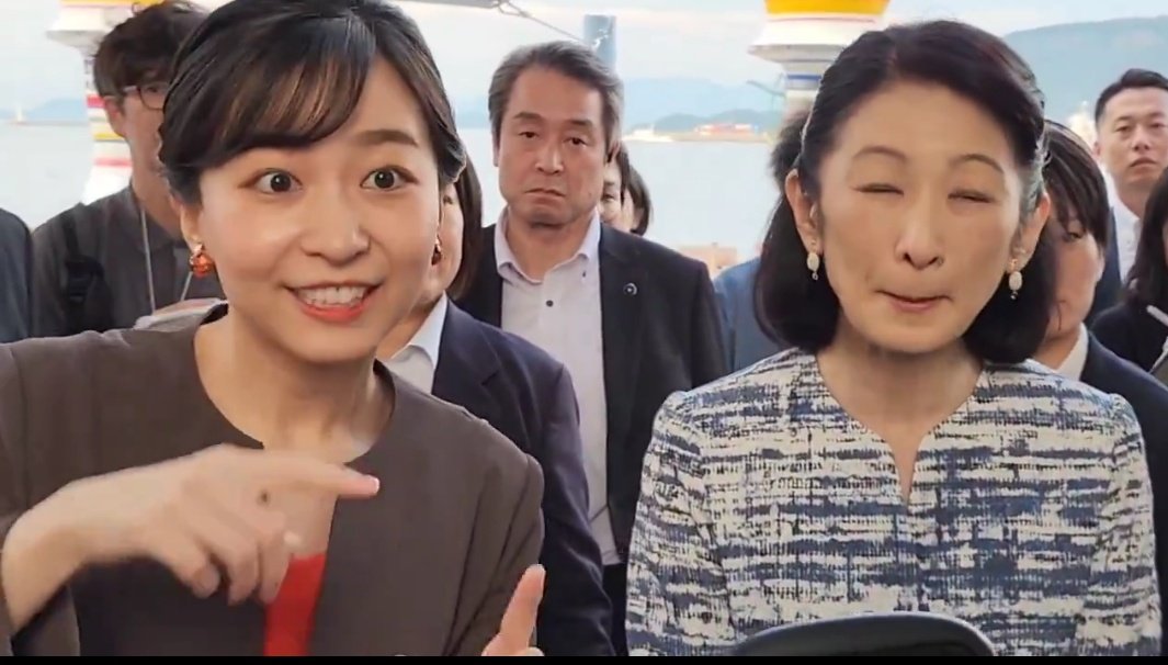 顔芸よりも後ろの職員さんの目が死んでる方が気になる…