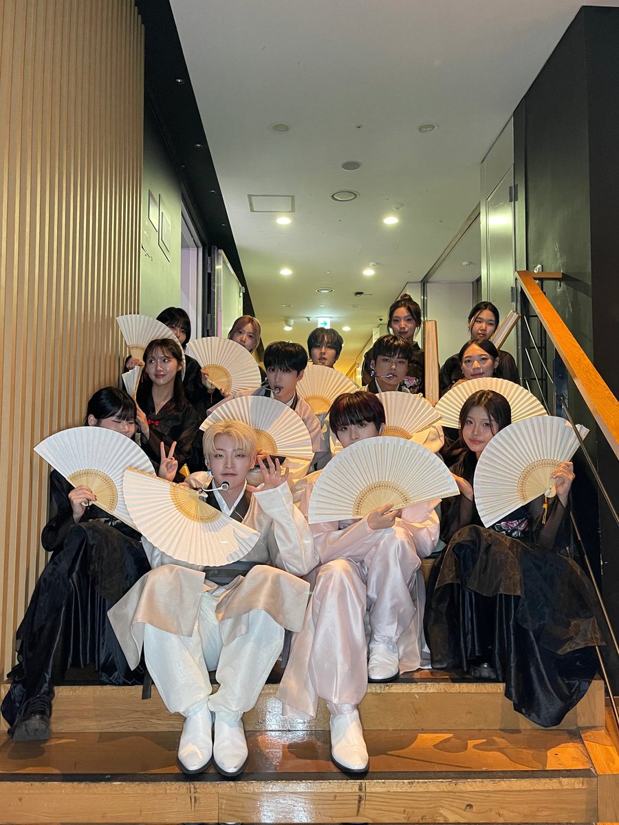 TheKingDom_GF's tweet photo. [👑]

251002 Mnet 엠카운트다운

‘화월가' 막방까지 고마워요 킹메이커🪭

오늘 오하아사 1위: 킹메이커
오늘 하루도 더킹덤 아주 많이 사랑해

🍀 화월가 엠카 무대 보기

#TheKingDom #더킹덤 #TKD
#the_flower_of_the_moon #화월가 https://t.co/20htIYED7x