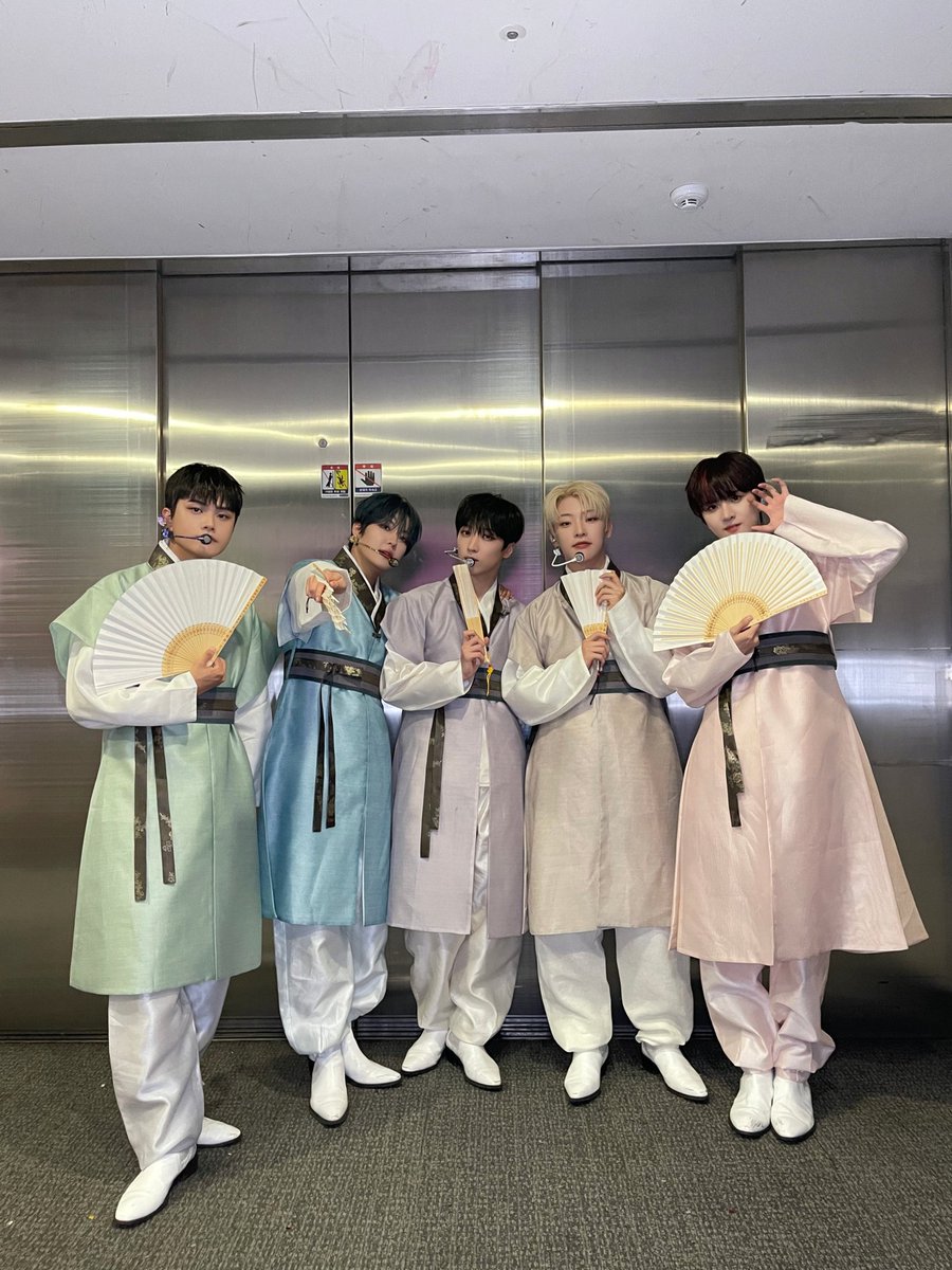 TheKingDom_GF's tweet photo. [👑]

251002 Mnet 엠카운트다운

‘화월가' 막방까지 고마워요 킹메이커🪭

오늘 오하아사 1위: 킹메이커
오늘 하루도 더킹덤 아주 많이 사랑해

🍀 화월가 엠카 무대 보기

#TheKingDom #더킹덤 #TKD
#the_flower_of_the_moon #화월가 https://t.co/20htIYED7x