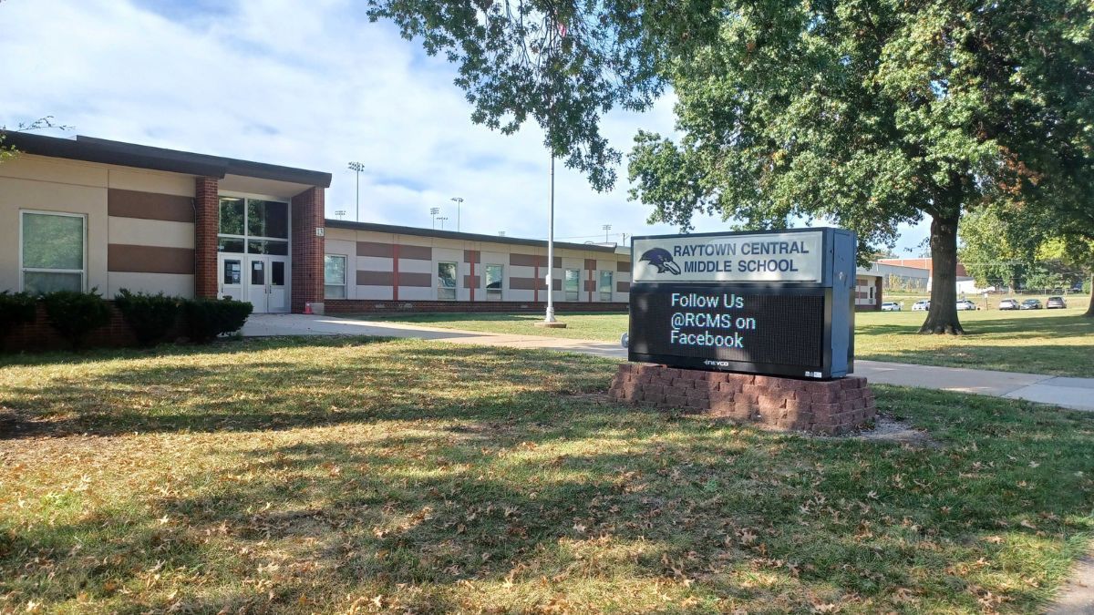 thebeaconKC's tweet image. #Raytown schools are planning for a projected decline in enrollment. The district is asking for public feedback on two draft plans. One plan would close Raytown Central Middle School and move sixth graders into elementary schools. buff.ly/Don2KMF