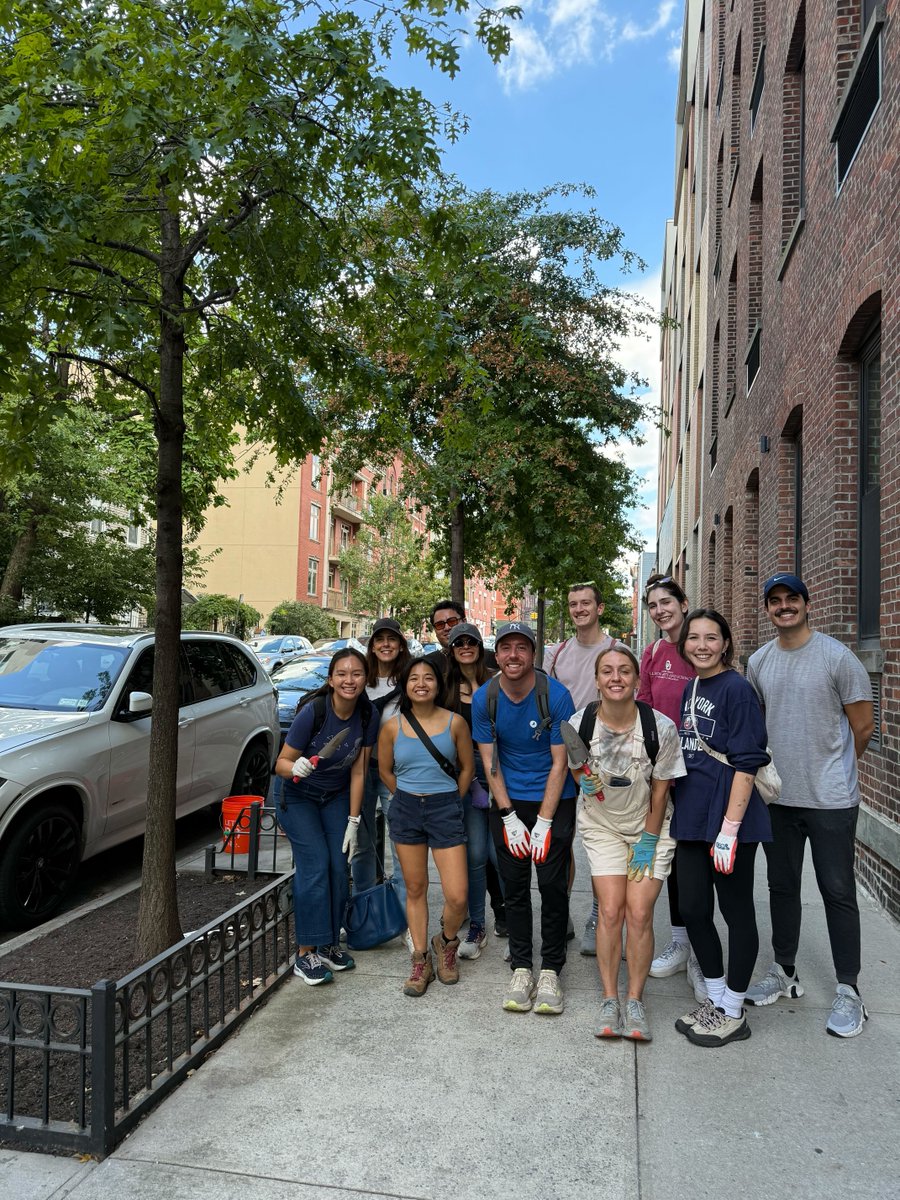 TreesNewYork's tweet photo. A BIG thank you to our friends at Dataiku who #stewarded 15 #streettrees in Greenpoint! They #watered the #trees in need after an unseasonably warm and dry September, and planted #daffodil and #tulipbulbs in the #treebeds to give our #urbanforest a little added color next spring! https://t.co/4oJuNMqtgi