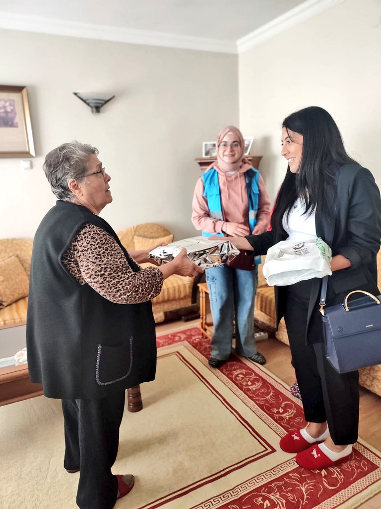 AnkaraKYGM's tweet photo. 📍Bağlıca  Yurdu

🤝 YALNIZ DEĞİLSİN Projesi kapsamında komşu teyzemizin alışverişini yaparak yanında olduk.
🎁 Öğrencilerimizin emekle hazırladığı ahşap boyama ürünlerini de hediye ettik.

Birlikteyiz, yan yanayız, yalnız değilsiniz 💙 https://t.co/T2wInjOVRK