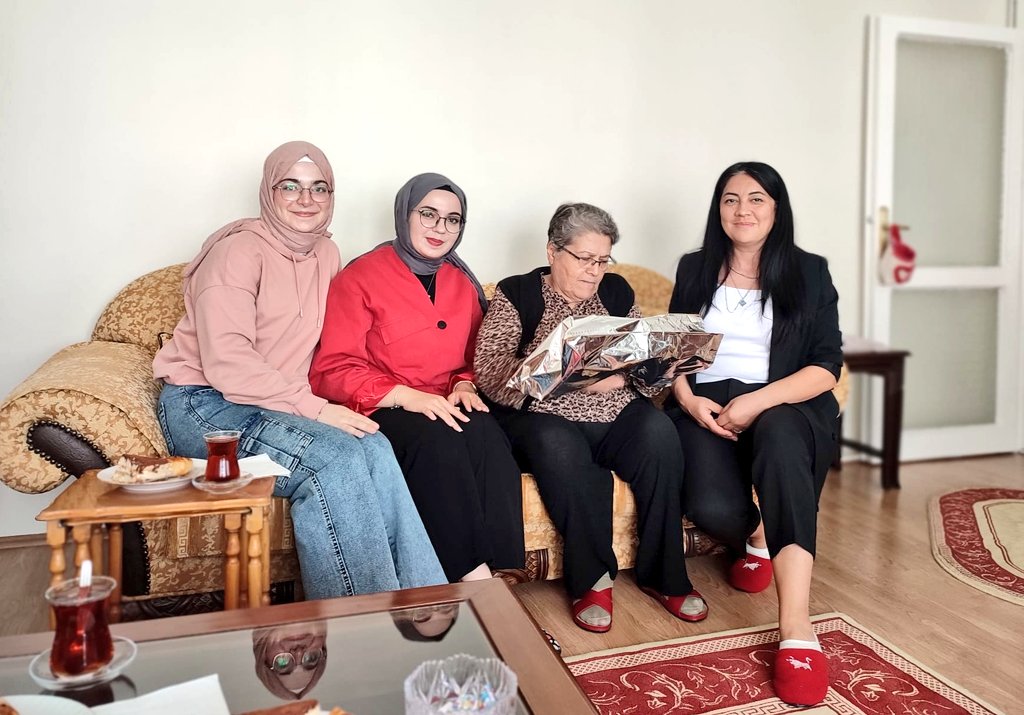 AnkaraKYGM's tweet photo. 📍Bağlıca  Yurdu

🤝 YALNIZ DEĞİLSİN Projesi kapsamında komşu teyzemizin alışverişini yaparak yanında olduk.
🎁 Öğrencilerimizin emekle hazırladığı ahşap boyama ürünlerini de hediye ettik.

Birlikteyiz, yan yanayız, yalnız değilsiniz 💙 https://t.co/T2wInjOVRK