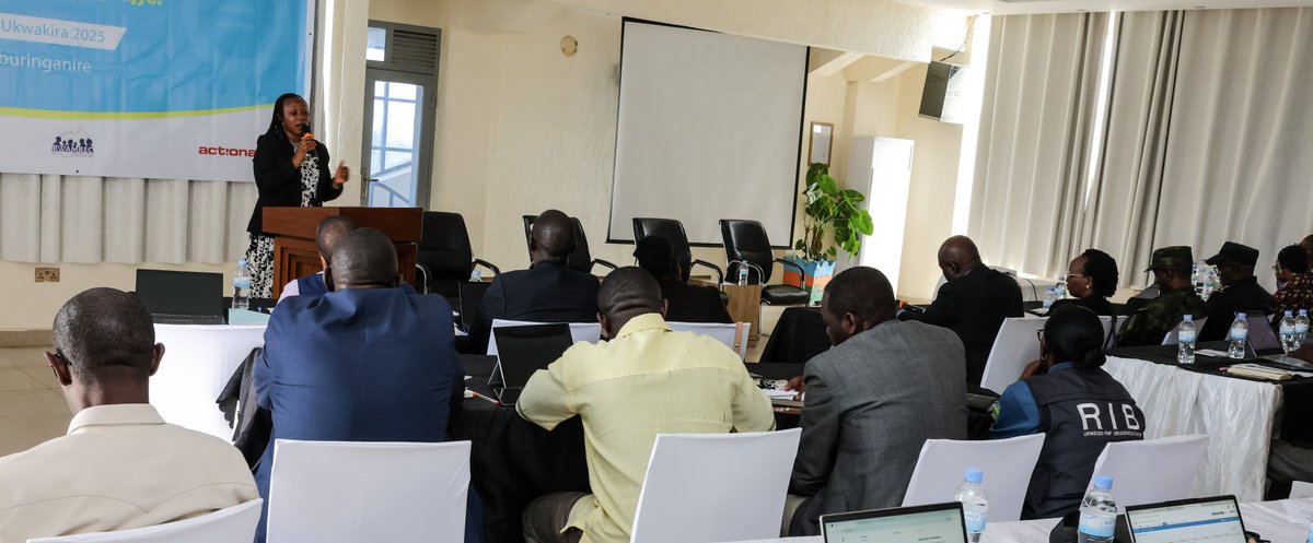 GenderMonitorRw's tweet photo. Umuyobozi wa gahunda yo kurengera uburenganzira bw’umwana muri @Rwanda_Child, Mukamana Monique,yatanze ikiganiro kigaruka ku burenganzira bw’umwana n’inshingano z’ababyeyi n'umuryango  mu kubahiriza kurindwa,guhabwa uburezi  bifasha mu  kwimakaza umuryango utekanye.
#Uburinganire https://t.co/ADkv1ZkZpA