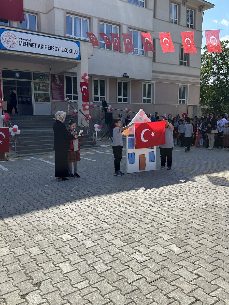 İLKÖĞRETİM HAFTASI COŞKUYLA KUTLANDI

İlçe Kaymakamımız Sayın Bayram YILDIZ, 2025-2026 eğitim-öğretim yılı açılışı ve İlköğretim Haftası kutlama programına katıldı.
