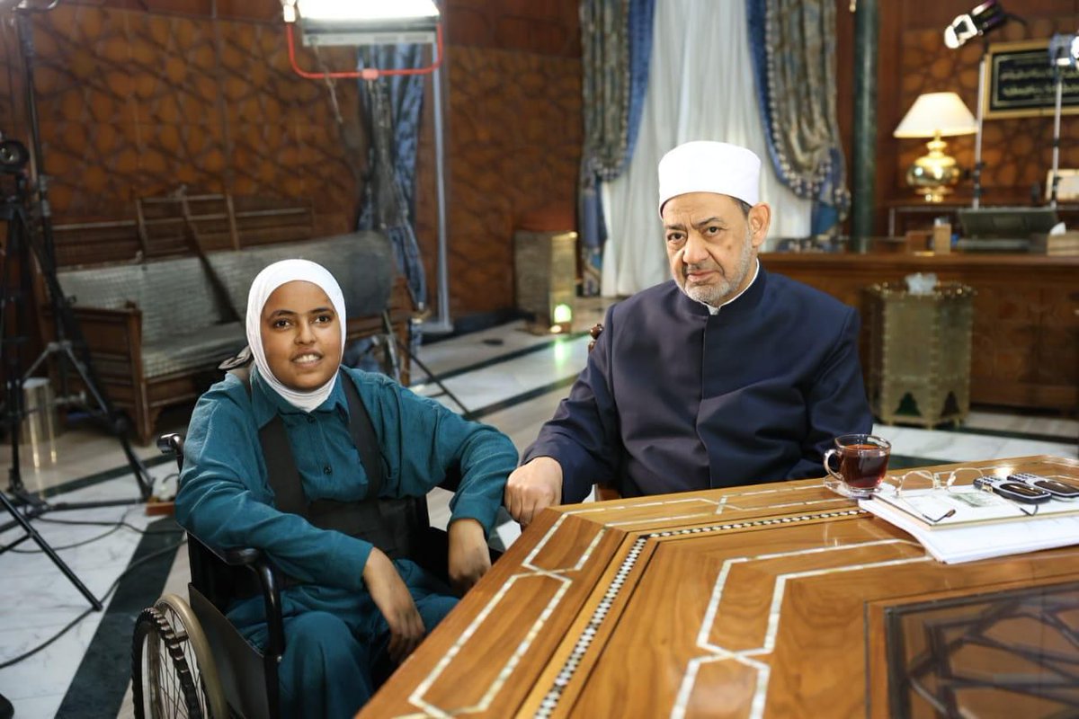 AlAzhar's tweet photo. في لفتة إنسانية.. #شيخ_الأزهر يستقبل «محاربة السرطان والإعاقة» الطالبة آية مهني الأولى على الإعدادية مكفوفين بسوهاج ويكرمها
الإمام الأكبر يوجِّه قيادات الأزهر بسرعة التكفل بحالة الطالبة آية مهنى محاربة السرطان والإعاقة وتلبية كل مطالبها في أسرع وقت
استقبل فضيلة الإمام الأكبر أ. د. أحمد الطيب، شيخ الأزهر الشريف، محارِبة السرطان والإعاقة الطالبة المتفوقة آية السيد مهني، الأولى على محافظة سوهاج في الشهادة الإعدادية كفيف، بنسبة 99.6٪.
ووجَّه فضيلة الإمام الأكبر قيادات الأزهر بالتكفل بحالة الطالبة آية مهنى، ودراسة كل ما تحتاجه وتلبية كل مطالبها في أسرع وقت، فضلًا عن منـحها مكافأة مالية تقديرًا لتفوقها، بالإضافة إلى إعانة شهرية من الحسابات الخاصة بالأزهر، وتيسير انتقالها من سوهاج إلى القاهرة لتلقي علاج السرطان في مستشفى 57357.
وأكَّد فضيلة الإمام الأكبر، أن الطالبة آية مهنى، ضربت المثل في التحدي والإصرار على مواصلة الحياة والحرص على طلب العلم وعدم الاستسلام رغم ظروفها الصحية الصعبة والتَّحديات الجسام التي واجهتها، مشيرًا إلى أن الأزهر يفخر بهذا النموذج الملهم، ويعتبرها رمزًا للأمل والنجاح والإصرار وأنموذجًا يُقتدى به في التمسك بالثقة في الله.
يذكر أن "آية" فقدت بصرَها عقب خضوعها لعملية جراحية دقيقة لاستئصال ورم في المخ، لتبدأ رحلة جديدة مليئة بالصعاب، لكنها لم تستسلم وتمكَّنت من استكمال مسيرتها التعليمية داخل الأزهر الشريف، حتى استطاعت أن تتفوَّق على مستوى المحافظة وتحقق المركز الأول على مستوى محافظة سوهاج في امتحانات الشهادة الإعدادية الأزهريَّة.