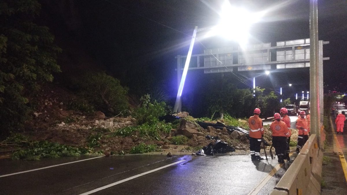 Personal de <a href="/PROCIVILSV/">Protección Civil de El Salvador</a> se encuentra realizando trabajos de remoción de material de arrastre en autopistas a Comalapa, en el sector del Paso del Jaguar.

La circulación vehicular se encuentra restringida en sentido hacia San Marcos.