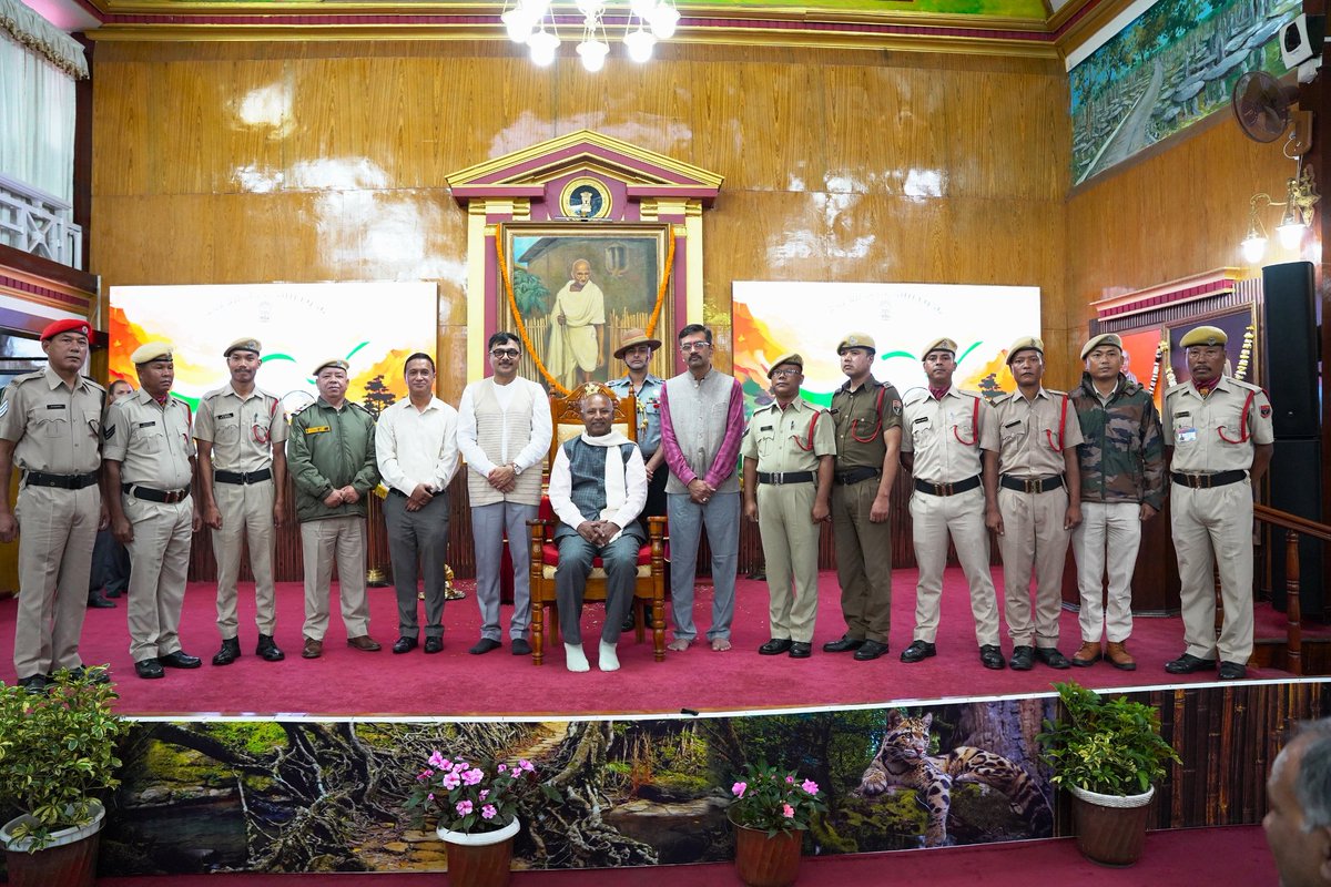 The Hon’ble Governor of Meghalaya, Shri C.H. Vijayashankar, paid floral tributes to Mahatma Gandhi and former Prime Minister Lal Bahadur Shastri on their birth anniversaries and joined the staff of Raj Bhavan in commemorating the day. 🙏 #GandhiJayanti #LalBahadurShastri