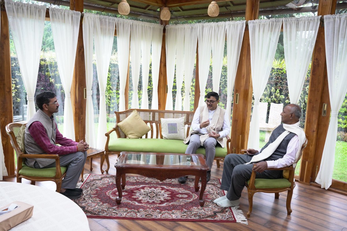 The Hon’ble Governor of Meghalaya, Shri C.H. Vijayashankar felicitated the newly appointed Chief Secretary, Dr. Shakil P. Ahammed, IAS, and conveyed his best wishes. 
#publicservice #chiefsecretary #rajbhavan