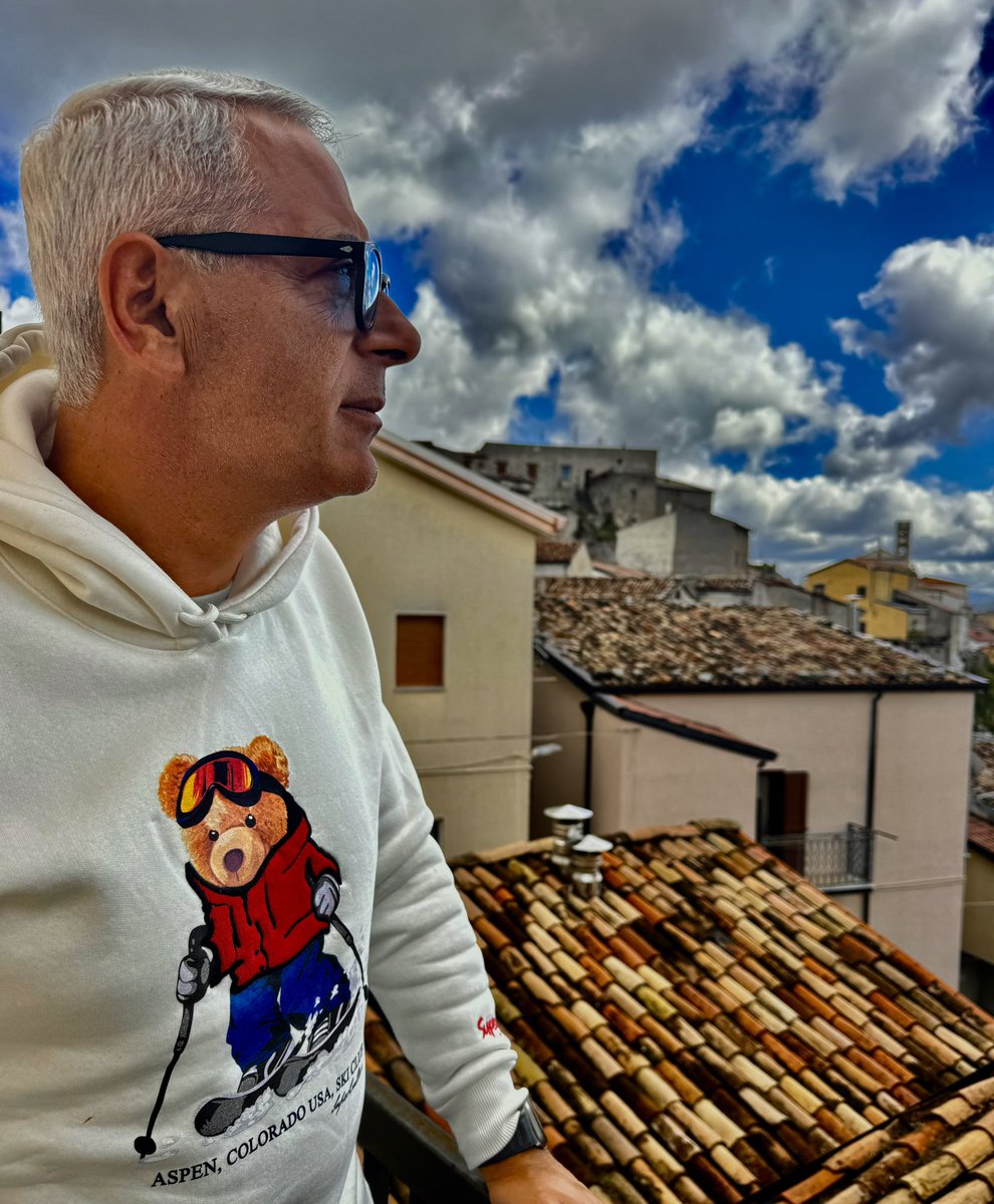 CBorneoSindaco's tweet photo. Ad Abriola, l'amore non è solo un sentimento: è un respiro che si perde tra le pietre antiche, un abbraccio che profuma di silenzio e cielo. Qui,
ogni sguardo
innamorato diventa eterno, e ogni battito del cuore racconta una promessa che solo San
Valentino può custodire. https://t.co/ISSPK35AWM